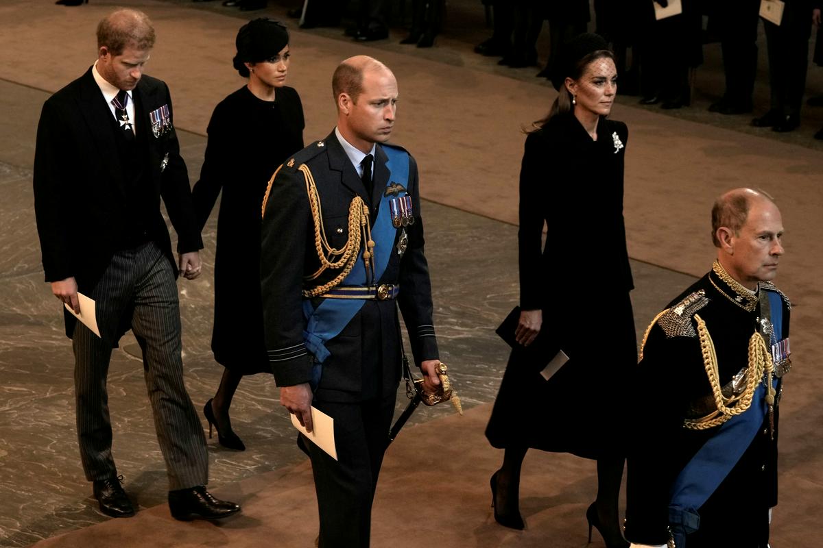 Princ William in princ Harry sta ob smrti babice, vsaj začasno, zakopala bojno sekiro. Foto: Reuters