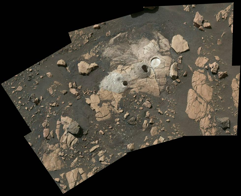 Lokacija zadnjih dveh odvzetih vzorcev (izvrtani luknji). Tretja, zgolj površinska na desni strani služi kemični analizi kamnine. Foto: NASA/JPL-Caltech/ASU/MSSS