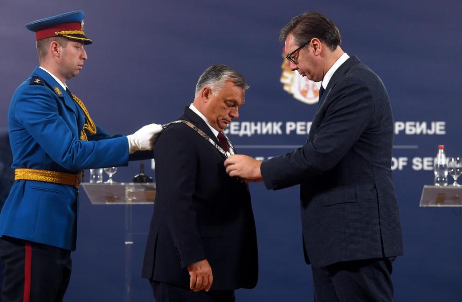 Vučić je madžarskemu premierju izročil državno priznanje za posebne zasluge pri krepitvi miroljubnega sodelovanja in prijateljskih odnosov med državama. Foto: EPA