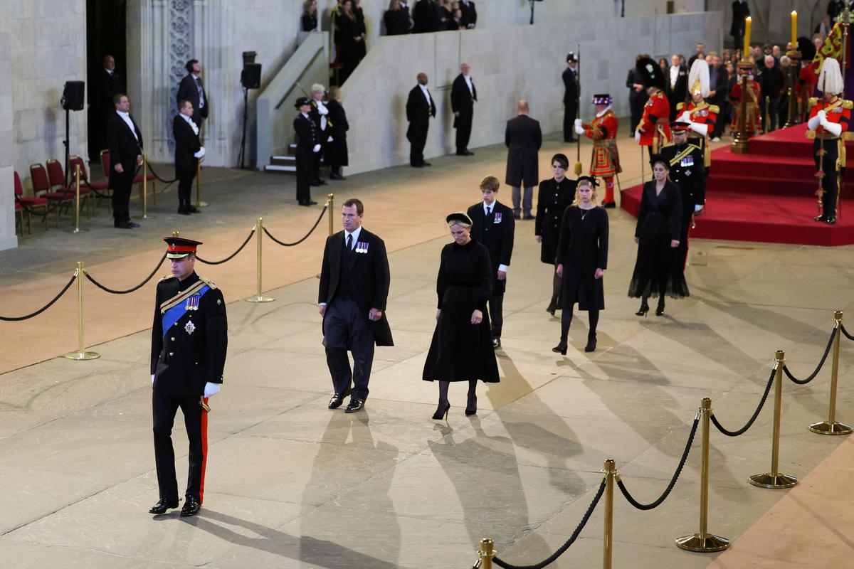 Sprevod kraljičinih vnukov je vodil valižanski princ William, zadnji je stopal vojvoda Susseški, ki je za to priložnost izjemoma spet lahko nosil vojaško uniformo. Foto: Reuters