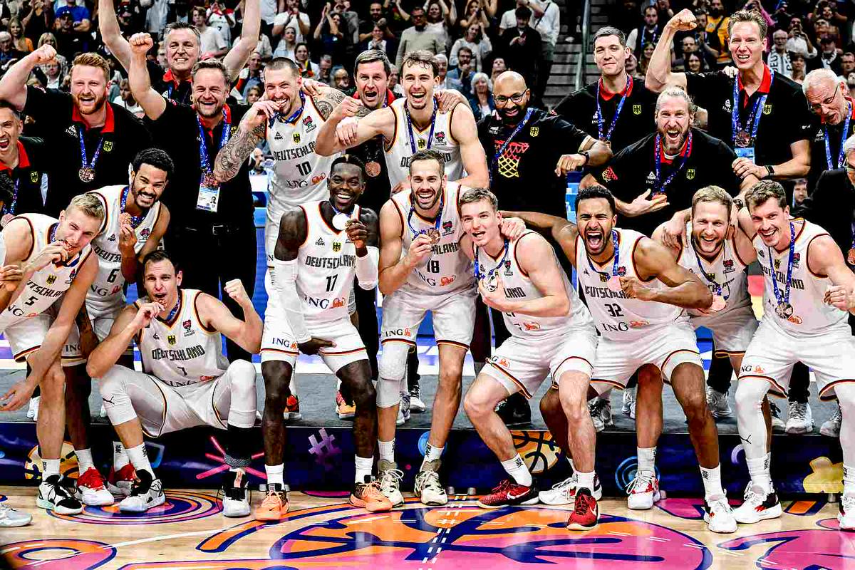 Veselje nemške košarkarske reprezentance po osvojenem bronu na domačem prvenstvu. Foto: EPA