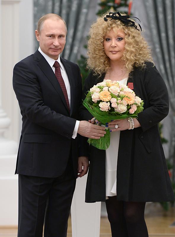 Vladimir Putin je Pugačovi leta 2014 podelil red četrte stopnje za služenje domovini. Foto: EPA