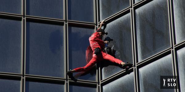 Même à 60 ans, le Spiderman français grimpe toujours dans les gratte-ciel