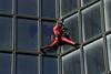 Francoski Spiderman tudi pri 60 letih še pleza po nebotičnikih