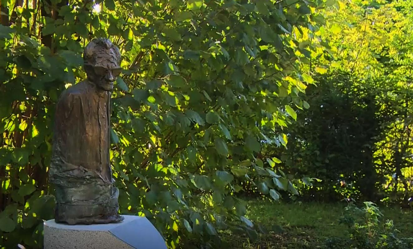 Na vrtu Društva slovenskih pisateljev so nocoj odkrili kip pisatelja in dramatika Petra Božiča ob letošnji 90. obletnici njegovega rojstva. Foto: Televizija Slovenija