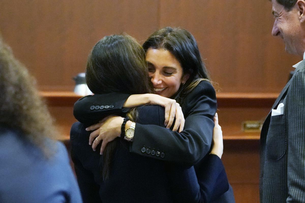 Objem Camille Vasquez (levo) in Joelle Rich, dveh Deppovih odvetnic. Foto: EPA