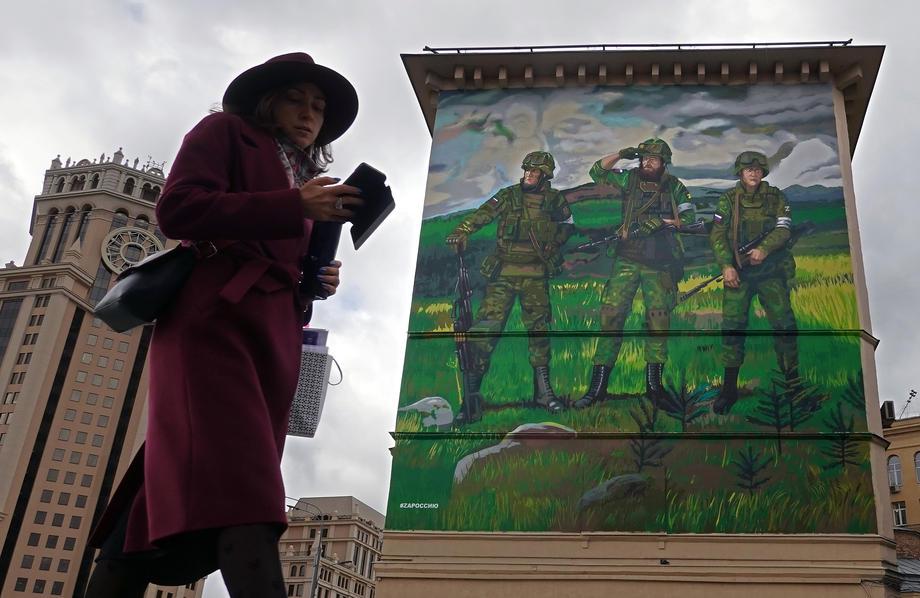 Mural na steni moskovske stavbe kot znak solidarnosti z ruskimi vojaki. Foto: EPA