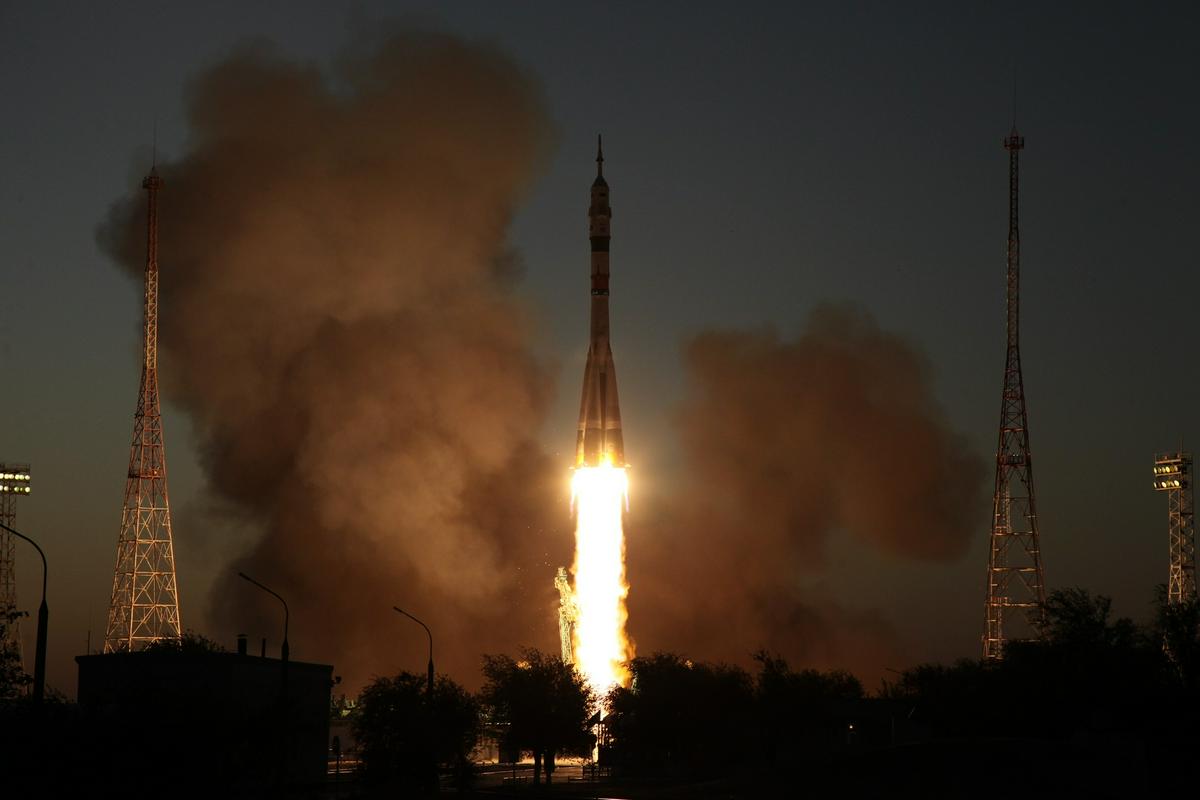 Sojuz 2.1a se dviga z izstrelišča Bajkonur v Kazahstanu. Ob vojni v Ukrajini se odnosi med Rusijo in Kazahstanom grenijo, zato bo zanimivo spremljati, ali bo situacija vplivala tudi na Bajkonur. Foto: Roskozmos