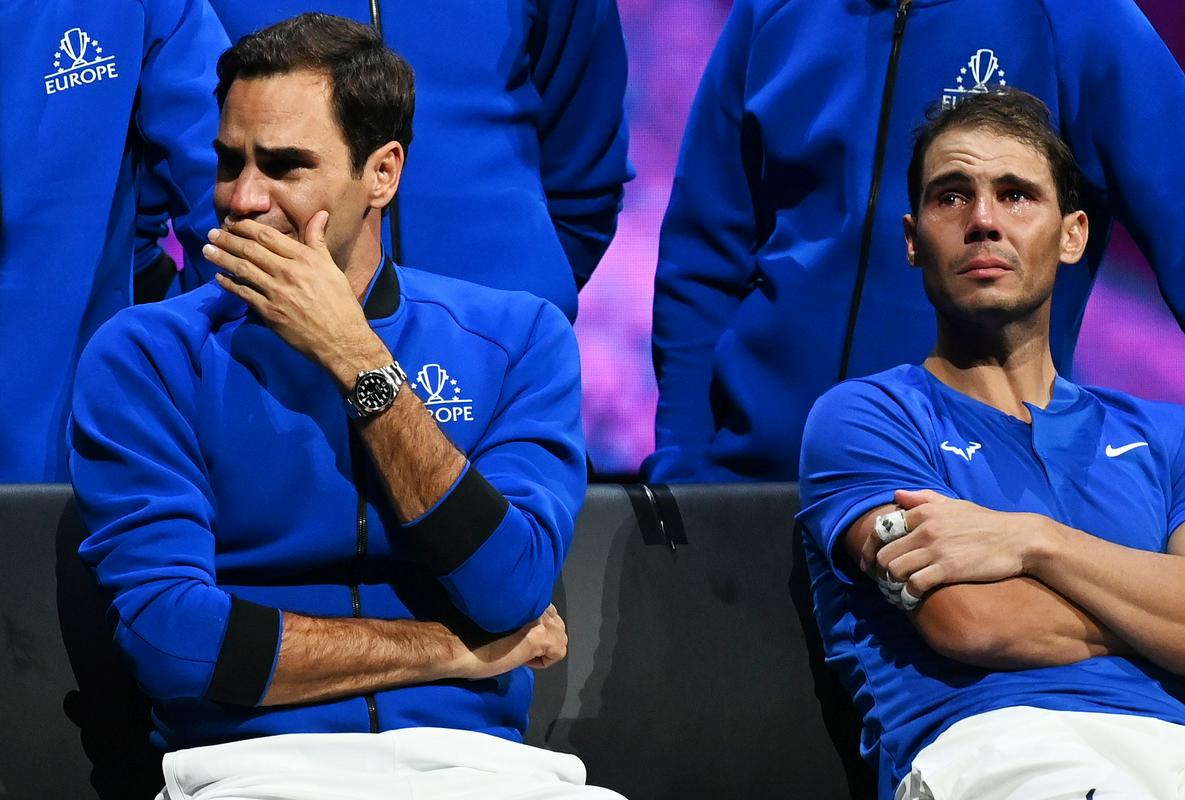 Roger Federer in njegov največji tekmec Rafael Nadal sta točila solze po koncu dvoboja dvojic. 41-letni Švicar, ki je osvojil 20 turnirjev za grand slam, je najgrenkejši poraz kariere doživel prav proti Špancu v finalu Wimbledona leta 2008. Za najboljšo predstavo kariere je izbral zmago nad Lleytonom Hewittom v finalu Odprtega prvenstva ZDA leta 2004 s 6:0, 7:6 in 6:0. Foto: EPA