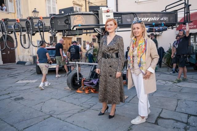 Asta Vrečko in Nataša Bučar na snemalni lokaciji v Piranu. Foto: Netflix/Christopher Barr