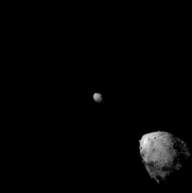 Spodaj desno Didimos, njegova luna Dimorfos na sredini. Fotografija je nastala dve minuti in pol pred trkom z razdalje 920 kilometrov. Luna je za eno obkroženje  porabila 11 ur, 55 minut, koliko bo to po novem? Foto: NASA/Johns Hopkins APL