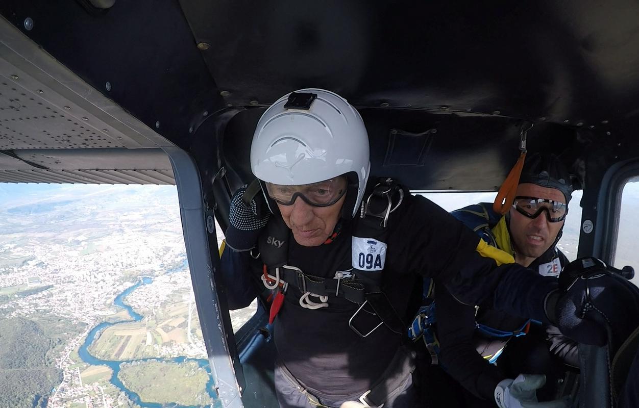 88-letni Bosanec je najstarejši padalec v Evropi - skočil je že 1.487-krat
