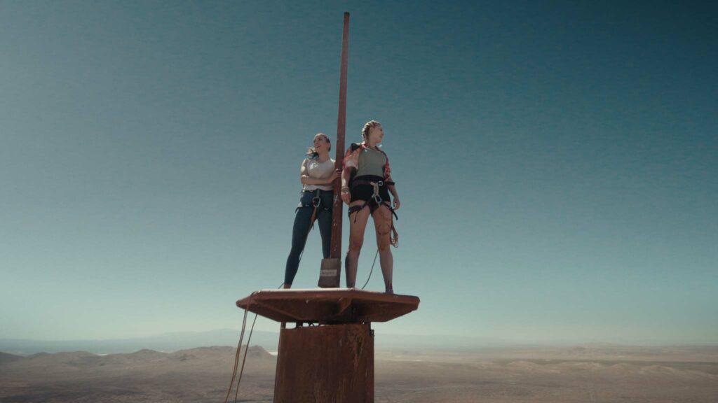 Stolp, na katerega plezata Becky in Hunter, v resnici ne obstaja, je pa filmarje navdahnil stolp KXTV/KOVR v Kaliforniji, na katerega pogosto nezakonito plezajo skakalci BASE. Foto: IMDb