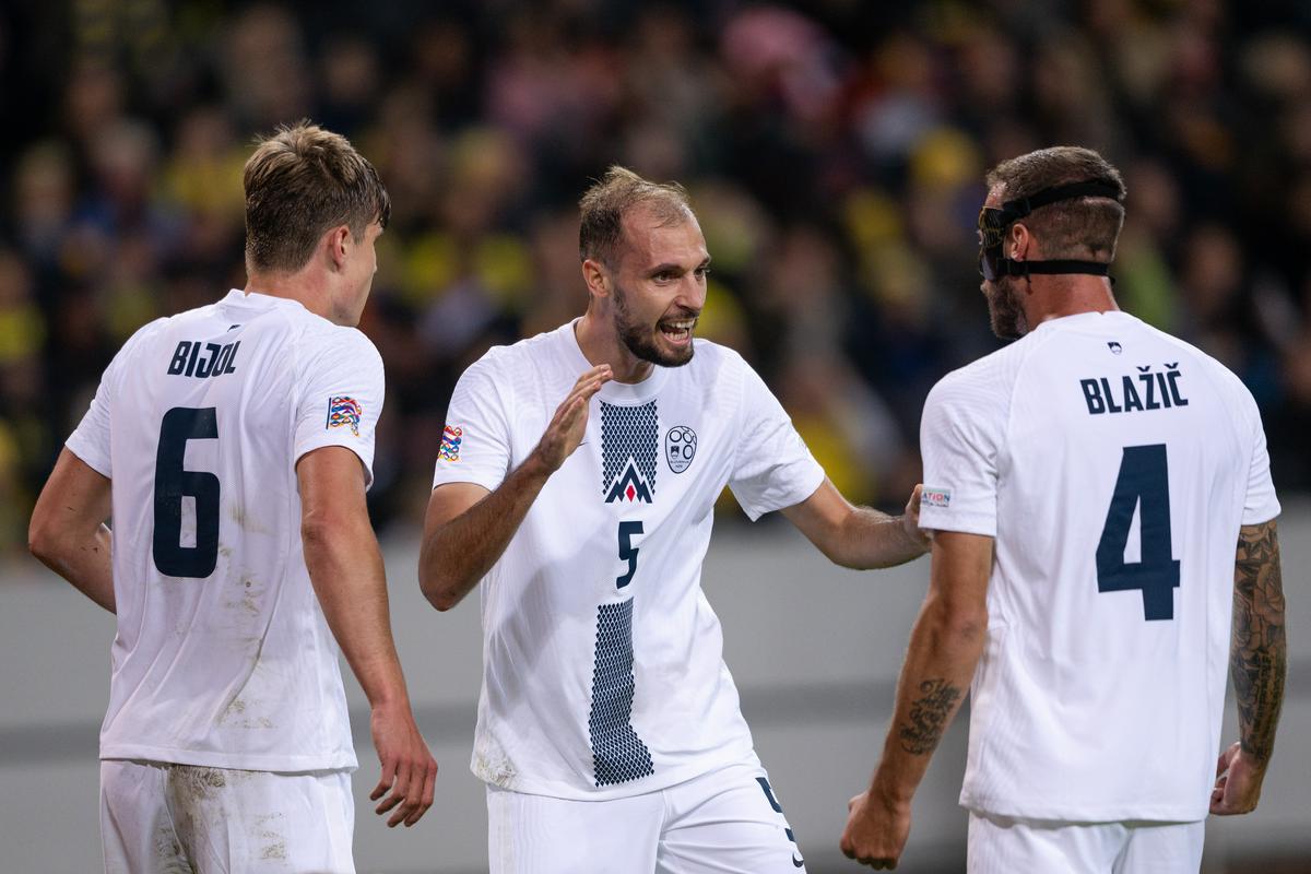 Slovenija bo v koledarskem letu 2022 odigrala 10 tekem, od tega štiri prijateljske in šest v Ligi narodov. Ob dveh porazih je dvakrat zmagala in petkrat remizirala, zaradi česar zadnja tekma s Črnogorci odloča o bilanci leta. Foto: Reuters