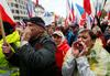 Češka: Več deset tisoč ljudi protestiralo proti članstvu v Natu in EU-ju