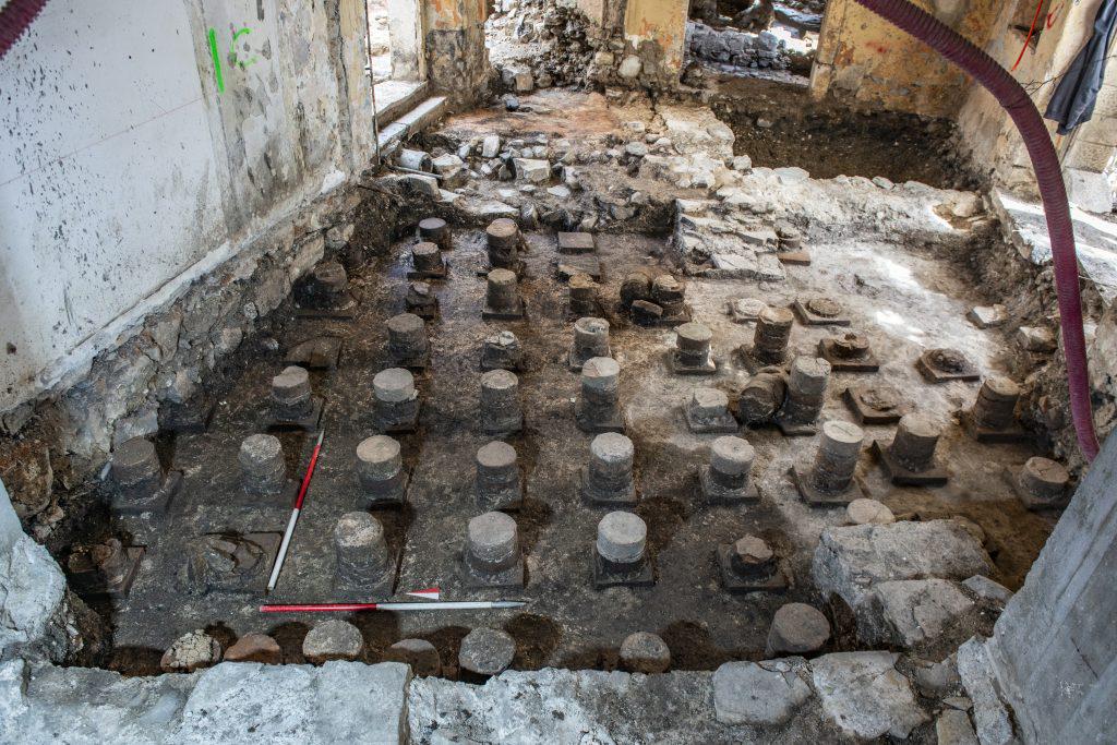 Stebrički talnega gretja, ki so jih arheologi odkrili v dveh prostorih Rustjeve hiše. Foto: Skupina STIK/ⓒMatija Lukić