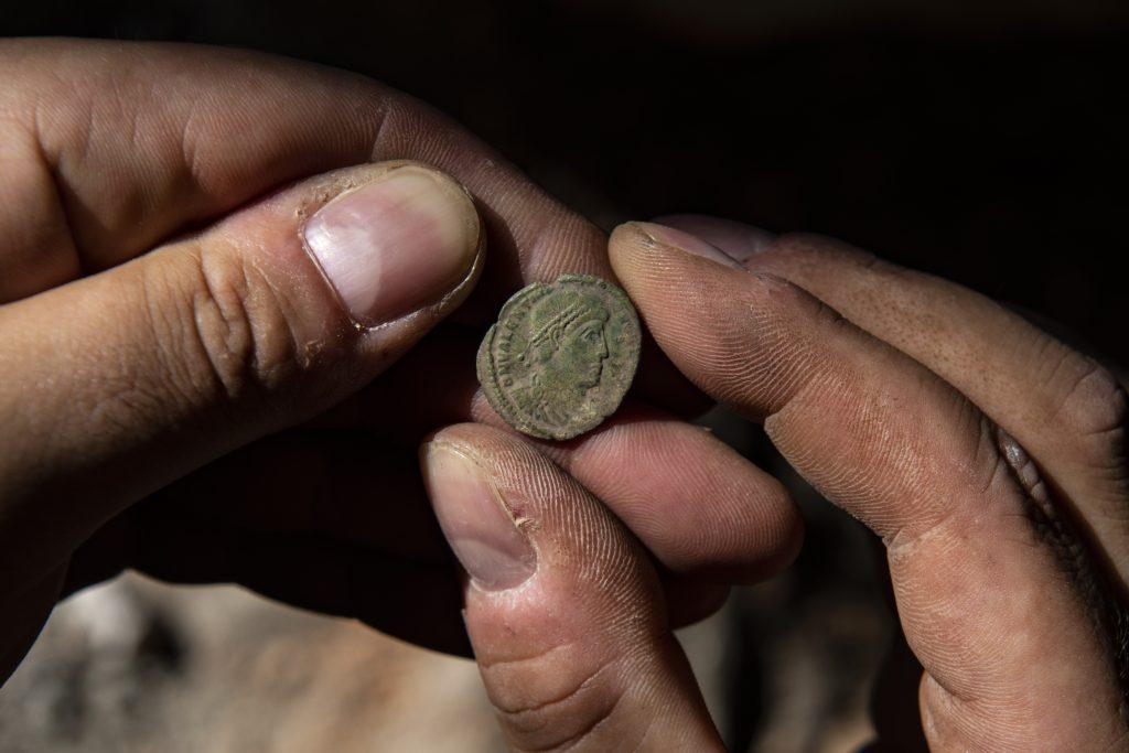 V talnih plasteh so arheologi odkrili številne novce. Foto: Skupina STIK/ⓒMatija Lukić