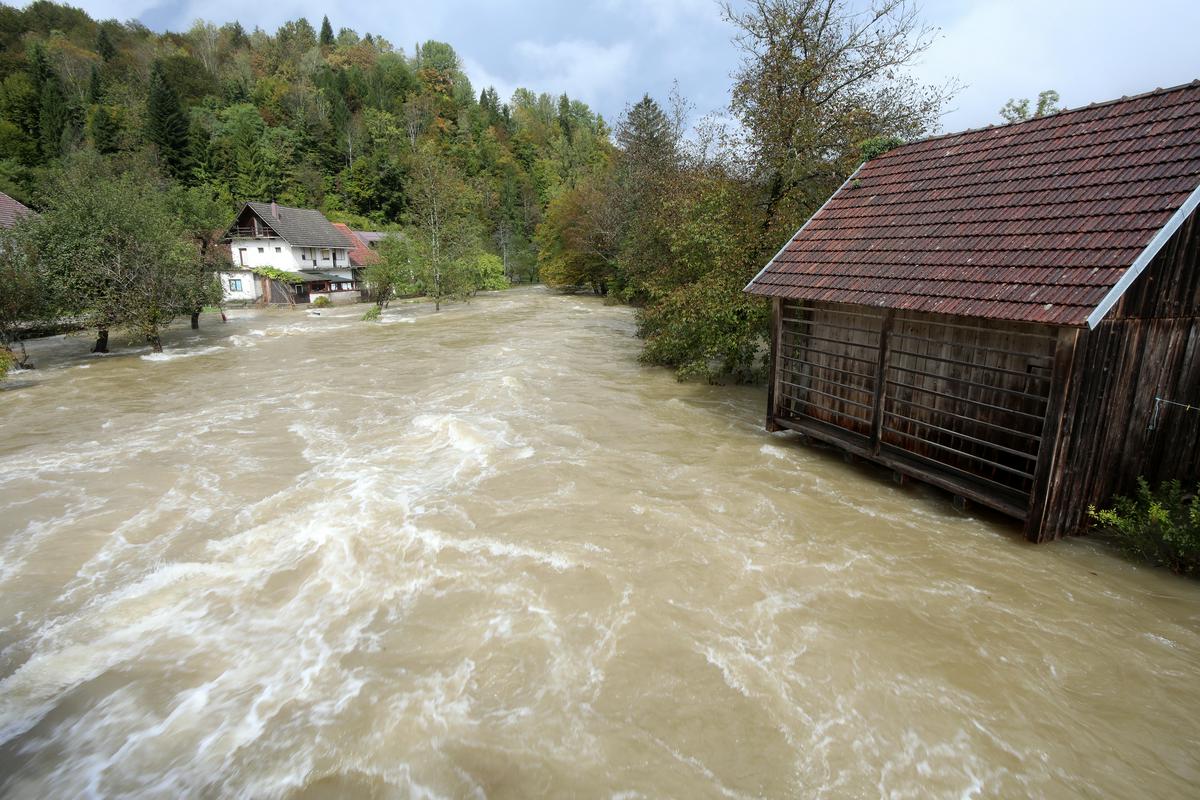 Reka Kolpa je poplavila ceste in hiše. Foto: BoBo
