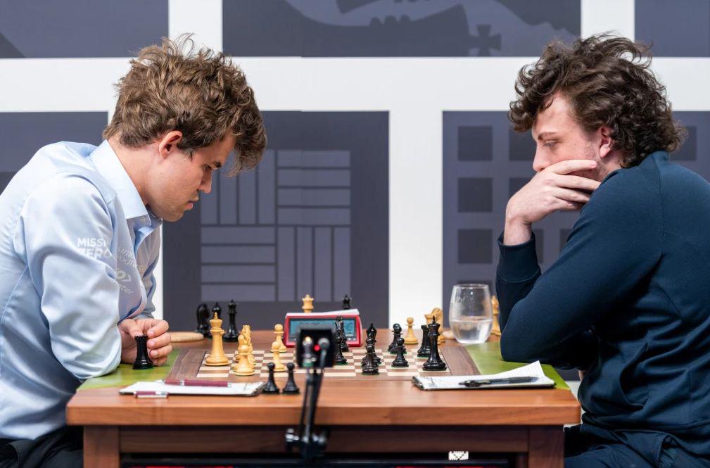 Magnus Carlsen in Hans Niemann v 3. krogu Sinquefield pokala v St. Louisu Foto: AP
