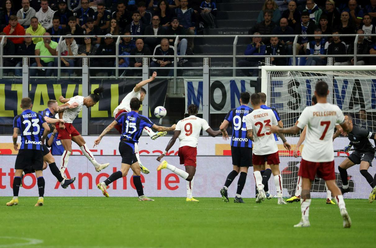 Chris Smalling je znova dokazal, da je pravi specialist za strele z glavo po prekinitvah. Foto: EPA Chris Smalling je znova dokazal, da je pravi specialist za strele z glavo po prekinitvah. Foto: EPA