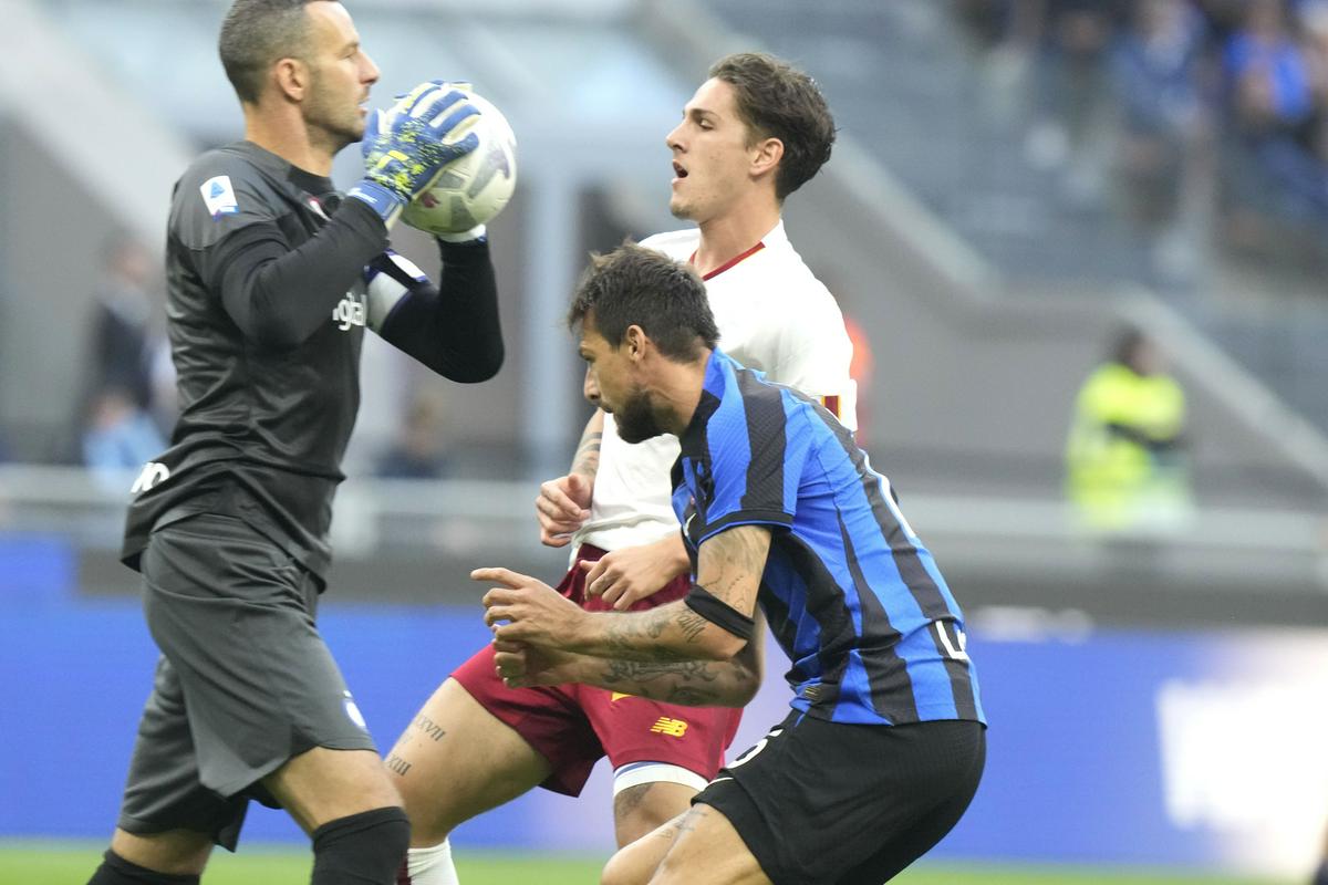 Samir Handanović in soigralci se bodo v prihodnjih desetih dneh dvakrat srečali z Barcelono, ki je v odlični formi. Foto: AP Samir Handanović in soigralci se bodo v prihodnjih desetih dneh dvakrat srečali z Barcelono, ki je v odlični formi. Foto: AP