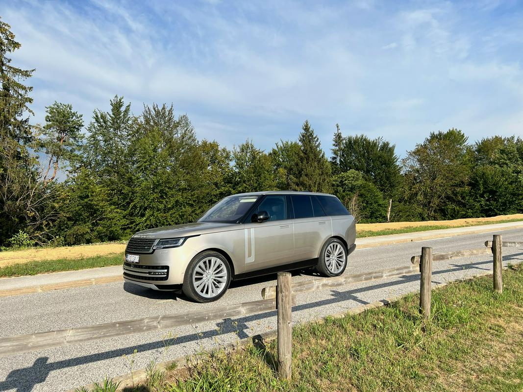 The Range Rover is available as standard with rear-wheel steering, which with a 7-degree turning angle enabled a turning angle of only 11 meters.  This is comparable to compact passenger cars.  Photo: MMC RTV SLO/Sebastjan Plevnjak