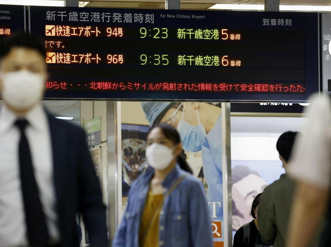 Na japonskem otoku Hokaido so zaradi rakete za nekaj časa prekinili železniške povezave. Foto: Reuters