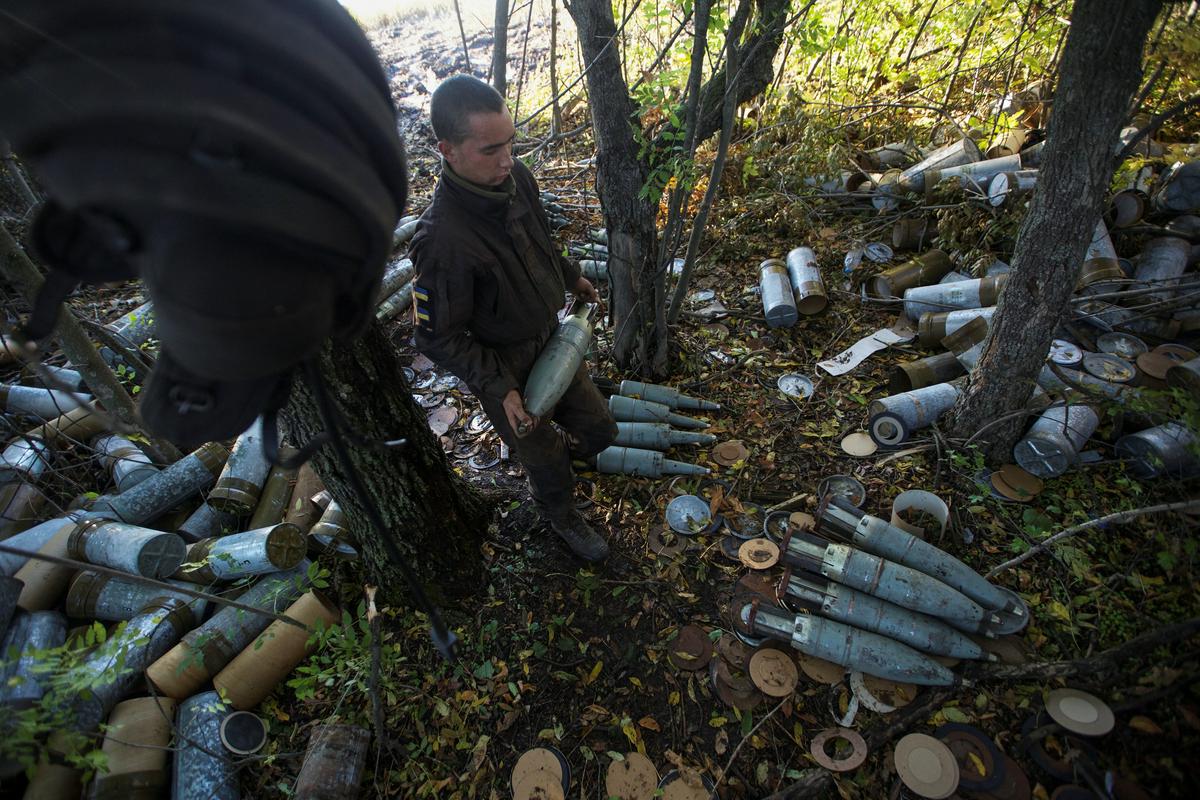 A Ukrainian soldier prepares for fighting in the vicinity of the town of Bahmut in the Donetsk Oblast.  Photo: Reuters