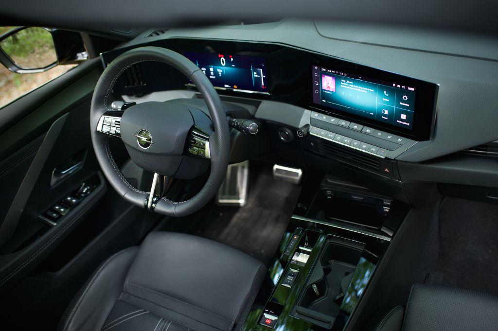 The Astra's interior reveals a fully digital dashboard with two 10-inch screens.  The driver can obtain information on the projection screen.  Photo: MMC RTV SLO/Miha Merljak