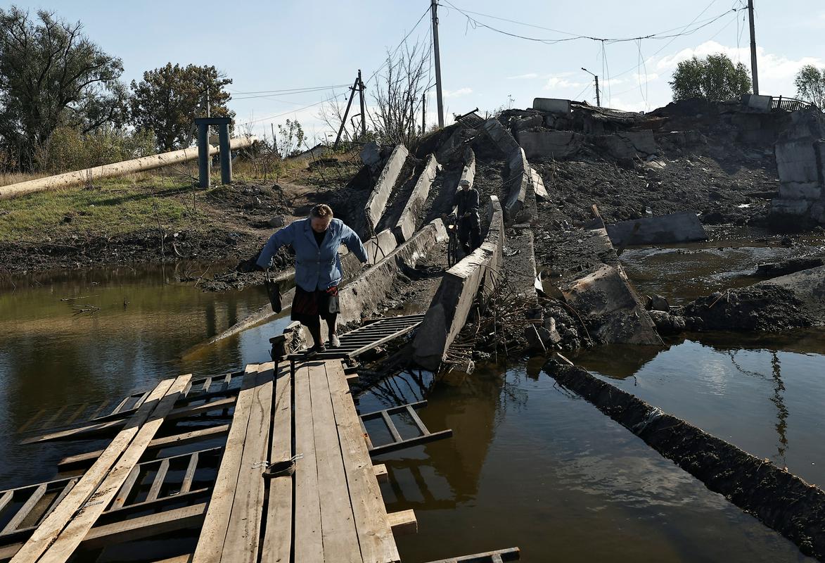 Porušen most v kraju Bahmut, kjer potekajo spopadi. Foto: Reuters
