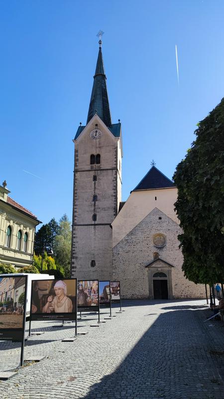 Cerkev sv. Elizabete Ogrske je najstarejša zgradba v mestu. Oglejski patriarh jo je posvetil leta 1251. Foto: MMC RTV SLO/Gorazd Kosmač