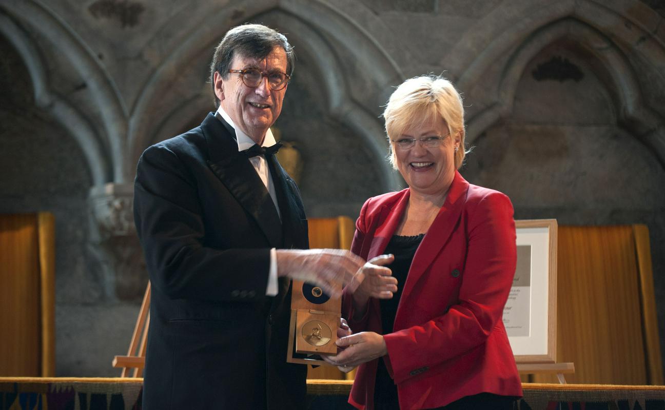 Leta 2013 je Bruno Latour (od takratne norveške ministrice za šolstvo Kristin Halvorsen) sprejel Holbergovo mednarodno spominsko priznanje. Nagrada je vredna približno 610 tisoč evrov. Foto: EPA