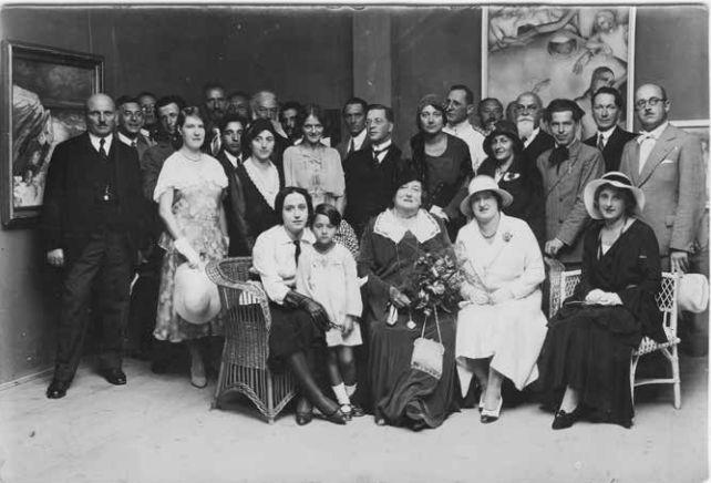 Skupinski portret, ki je nastal ob razstavi Kluba likovnih umetnic v Jakopičevem paviljonu leta 1931. Elda Piščanec je druga z leve v drugi vrsti. Spredaj v sredini sedi pokroviteljica dogodka Franja Tavčar s šopkom v rokah. Foto: Narodna galerija