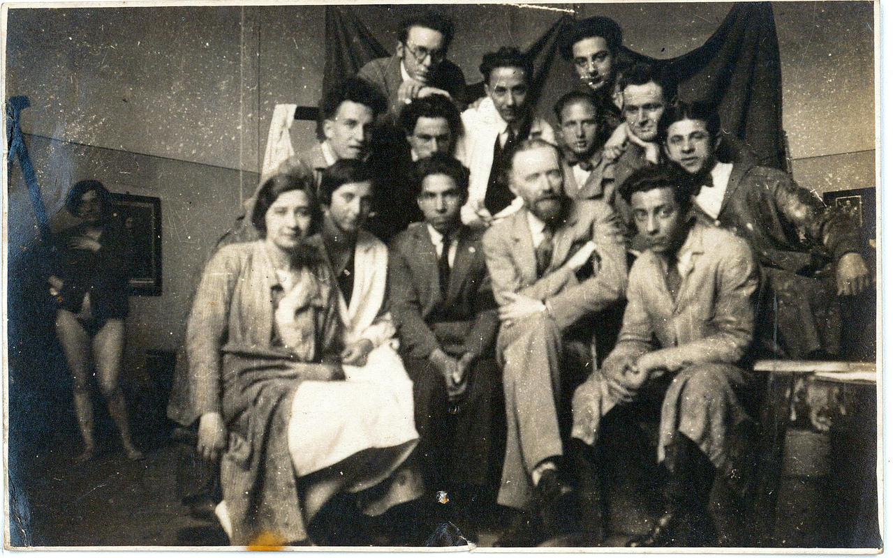 Elda (druga z leve spodaj) s firenškimi sošolci: na sredini z brado učitelj Felice Carena, desnospodaj Rolando Monti in levo, prvi v drugi vrsti, Luigi Montanarini. Foto: Last družine