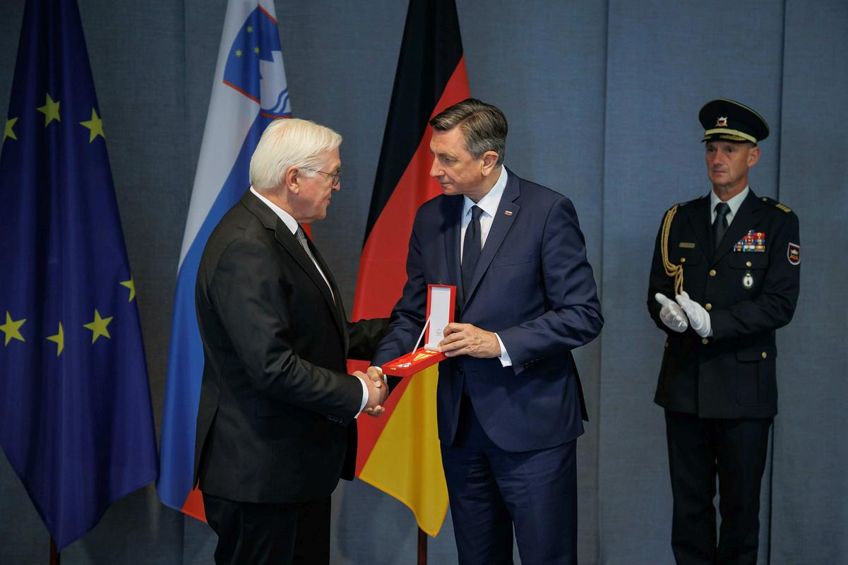 Pahor je obiskal nemškega predsednika Steinmeierja in mu podelil najvišje državno odlikovanje. Foto: STA/Nebojša Tejić