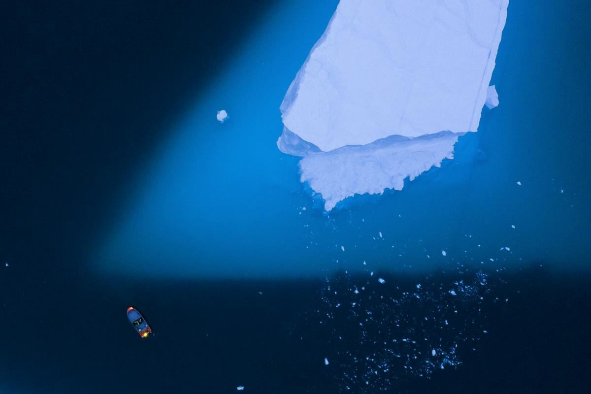Prizor odlomljene ledene gore na vzhodu Grenlandije. Foto: AP