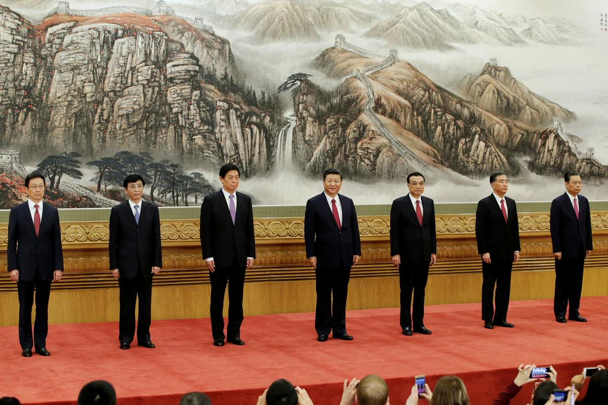 Člani stalnega odbora politbiroja Han Dženg, Vang Hunig, Li Džanšu, Ši Džinping, Li Kečjang, Vang Jang in Džao Ledži na predstavitvi po koncu 19. kongresa oktobra leta 2017. Foto: Reuters