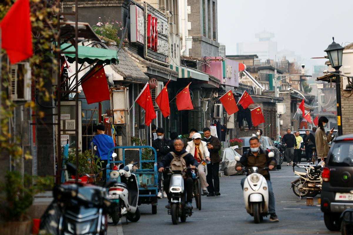 Peking je obarvan v rdeče na vsakem koraku. Foto: Reuters