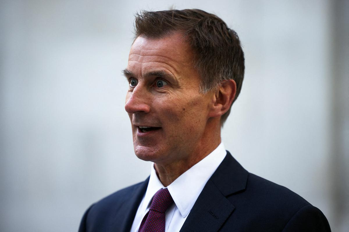 Finančni minister Hunt je napovedal zvišanje davkov in zmanjšanje pomoči gospodinjstvom. Foto: Reuters