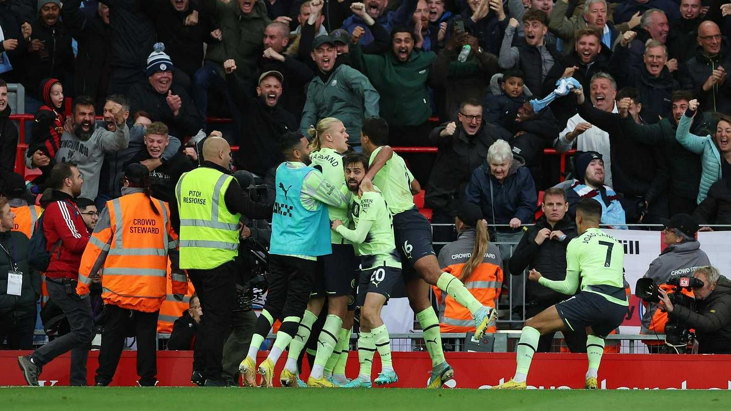 Jogadores do Manchester City comemoram o gol de Phil Foden, que mais tarde foi anulado pela falta de Erling Haaland sobre Fabinho.  Foto: Reuters