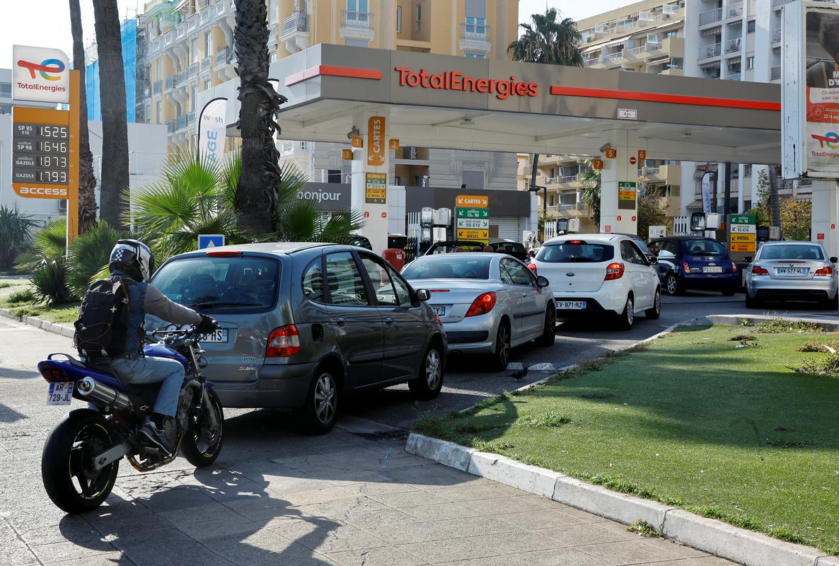 Zaradi stavke naftnih delavcev so že več tednov pred bencinskimi servisi kolone vozil. Foto: Reuters