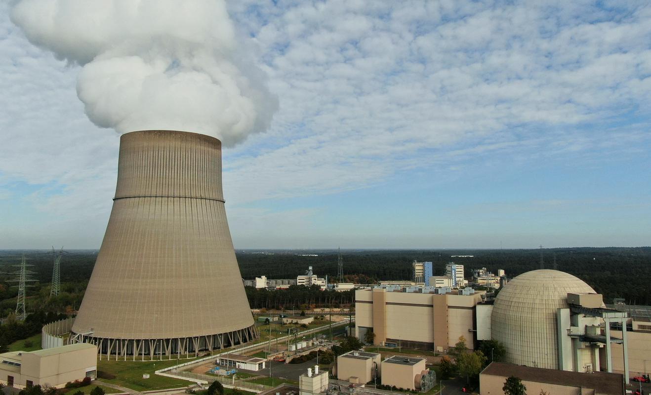 Nemška jedrska elektrarna Emsland, ki so jo ugasnili pred mesecem dni, 15. aprila 2023. Z močjo 1.400 megavatov je zagotavljala elektriko za okoli 3,5 milijona ljudi. Ugasnili so jo, ker se je nemška politika odločila, da bo zaprla vse jedrske elektrarne, pa čeprav toplogrednih izpustov sploh nimajo in h globalnemu segrevanju ne prispevajo. Foto: Reuters