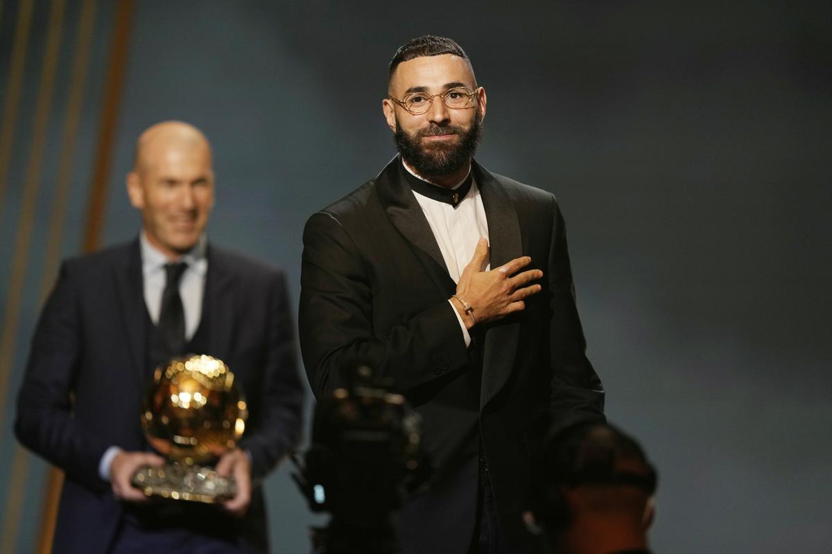 Že štirinajstič zapored je zlato žogo kot priznanje za najboljšega nogometaša na svetu prejel igralec iz španske La Lige. Po Messiju in Ronaldu ter Modriću je to tradicijo nadaljeval Karim Benzema. Foto: Reuters
