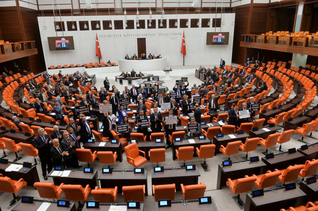 V turškem parlamentu sedi 600 poslancev. Na fotografiji protest opozicije proti spornemu zakonu, ki predvideva zaporne kazni za 