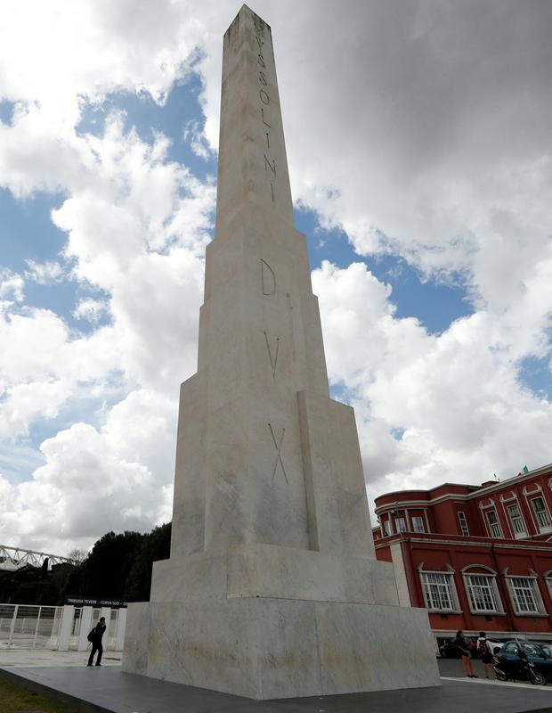 Obelisk v čast Mussoliniju pred stadionom v Rimu. Foto: Reuters