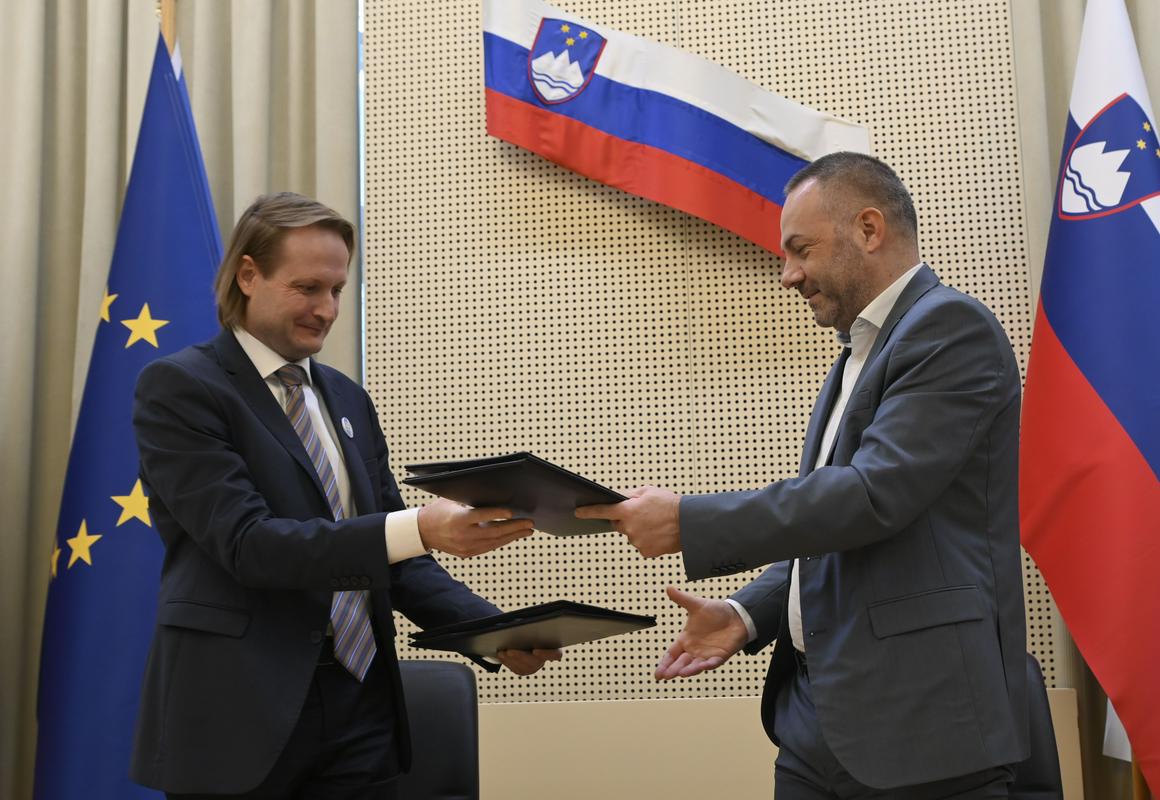 Gregor Zemljič iz pogajalske skupine Fidesa in minister Danijel Bešič Loredan sta podpisala sporazum. Minister za zdravje se je Fidesu zahvalil za 