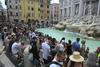 Italijani ogorčeni nad turistkinim striptizom pred katedralo