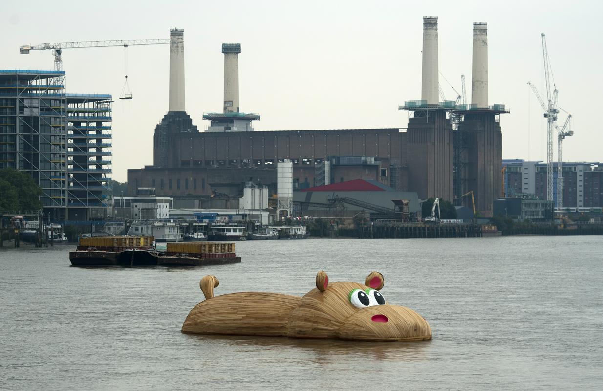 Veliko ljudi se elektrarne Battersea spominja zaradi fotografije na naslovnici albuma Animals skupine Pink Floyd, ki je prikazovala elektrarno ter napihljivega rožnatega pujsa, ki je lebdel med dve dimnikoma. Foto: EPA