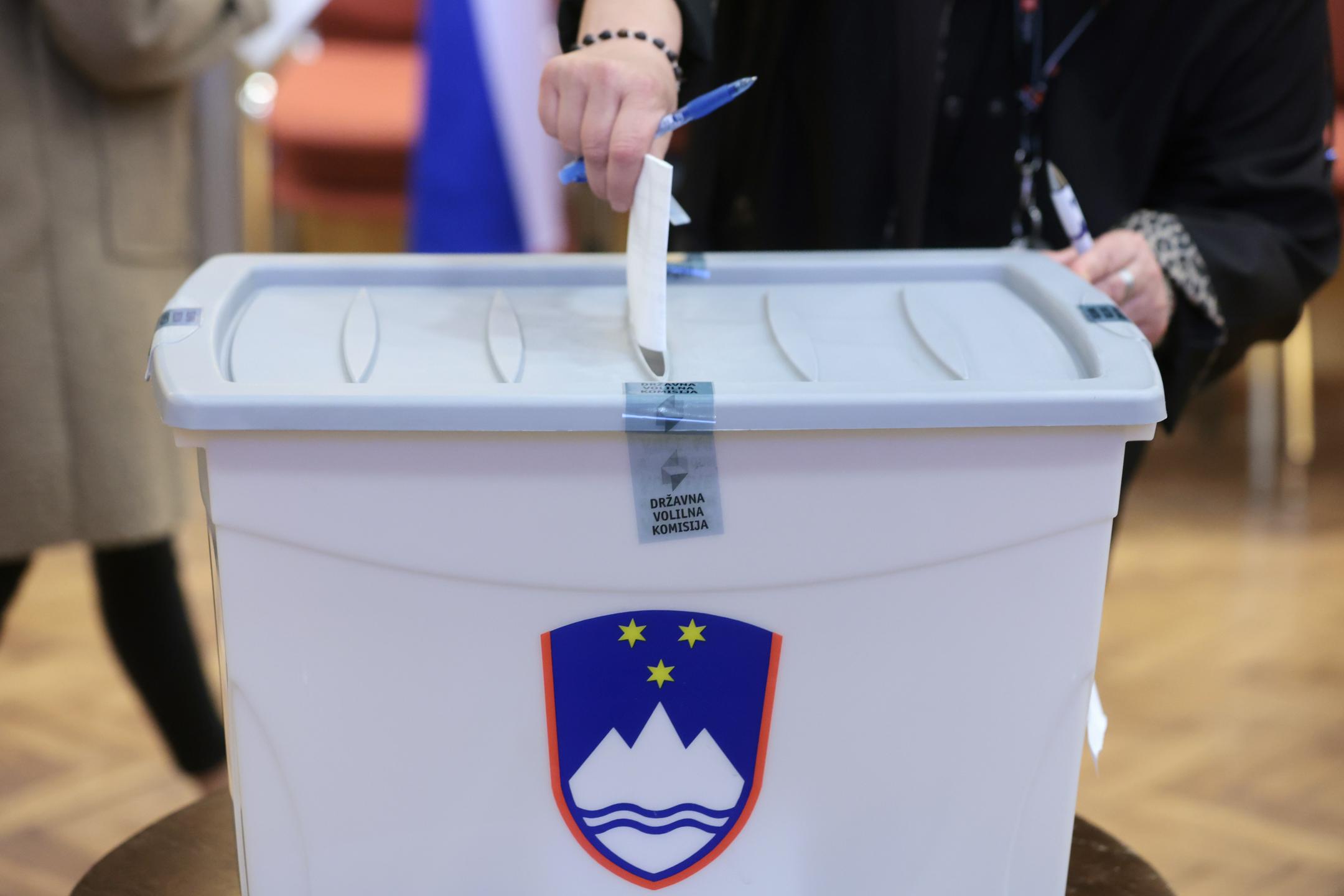 Volivci na referendumskem trojčku o usodi treh zakonov