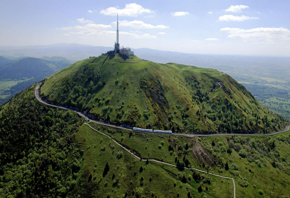 Puy de Dôme (1465 m) je ena izmed mitskih gora, kjer pa Dirka po Franciji ni bila že 34 let. Na tem vulkanu se bo zaključil dolgi uvodni teden Toura 2023, nato pa je v drugem in tretjem tednu veliko ugank, čez katere vzpone in spuste se bo prebijala velika pentlja proti Parizu. Foto: clermontauvergnetourisme.com